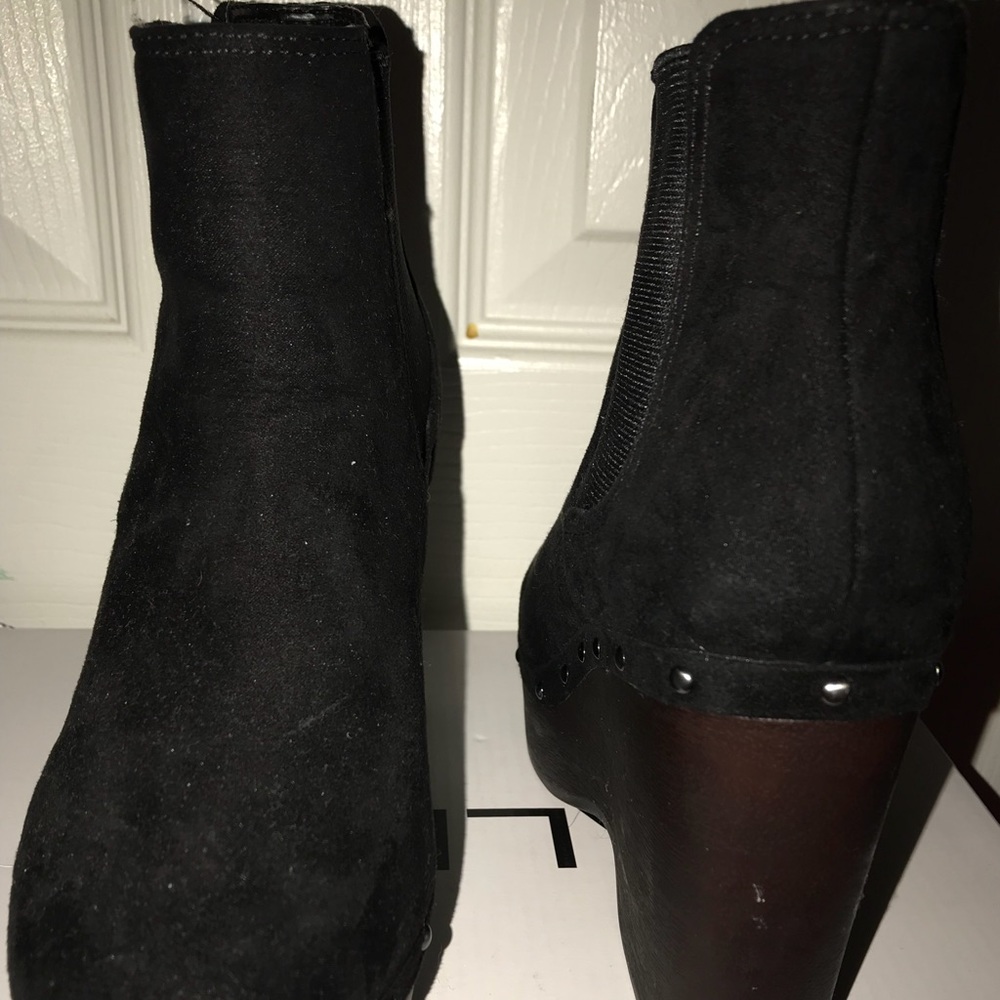 Shoes - Picture 3 of 4